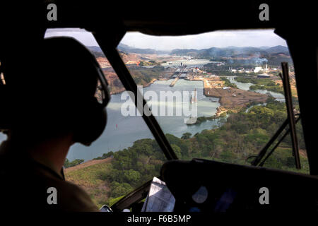 Il canale di Panama è visto dalla cabina di pilotaggio di un Marine, 10 aprile 2015. Foto Stock