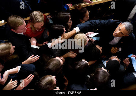 Il presidente Barack Obama saluta House e al Senato le pagine così come egli si diparte la camera della casa dopo la consegna lo stato dell'Unione indirizzo presso l'U.S. Capitol in Washington, 20 gennaio, 2015. Amanda Lucidon) Foto Stock