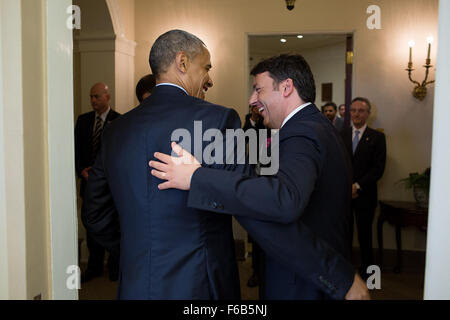 Il presidente Barack Obama saluta il Primo Ministro Matteo Renzi dell Italia prima di un incontro bilaterale nell'Ufficio Ovale, 17 aprile 2015. Foto Stock