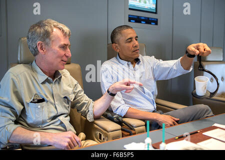 Il presidente Barack Obama parla con Bill Nye, la Scienza Guy, a bordo di Air Force One en route a Miami, Florida, 22 aprile 2015. Foto Stock