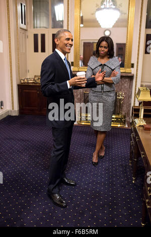 Il presidente Barack Obama parla con la First Lady Michelle Obama a seguito del suo Stato dell Unione indirizzo presso l'U.S. Capitol in Washington, 20 gennaio, 2015. Foto Stock