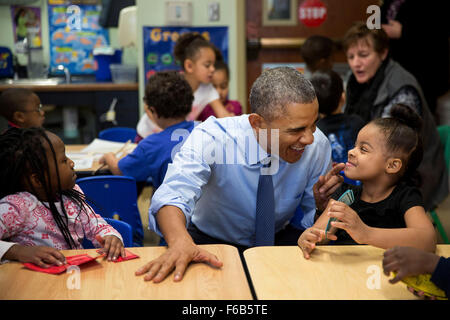 Il presidente Barack Obama gesti come egli parla con Akira Cooper presso la Comunità Centro per l'infanzia, uno di più antica della nazione inizio capo fornitori, in Lawrence, Kan. 22 gennaio 2015. Foto Stock