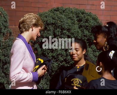 Washington, DC. Stati Uniti d'America 5 ottobre 1990 la principessa di Galles visite casa della nonna, un centro di HIV per i bambini a Washington DC, ottobre 1990. Indossa una rosa e viola tuta da Catherine Walker. Credito: Mark Reinstein Foto Stock