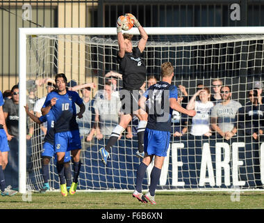 Washington, DC, Stati Uniti d'America. Xv Nov, 2015. 20151115 - Creighton portiere CONNOR SPARROW (0) si eleva per la sfera contro Georgetown durante l azione in lui orientale grande torneo finale al campo di Shaw a Washington. © Chuck Myers/ZUMA filo/Alamy Live News Foto Stock