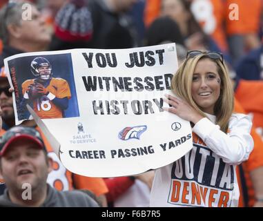 Denver, Colorado, Stati Uniti d'America. Xv Nov, 2015. A Denver Broncos ventilatore mostra il suo segno da stand a sostegno di Broncos QB Peyton Manning durante la 1a. Mezza a autorità sportive Field at Mile High domenica pomeriggio. Capi battere i Broncos 29-13. Credito: Hector Acevedo/ZUMA filo/Alamy Live News Foto Stock