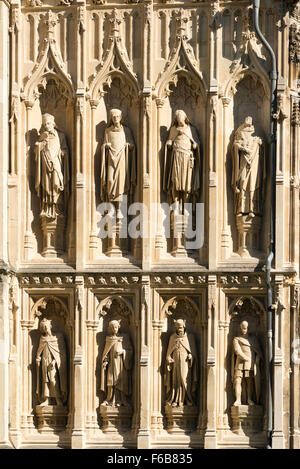 Statue intagliate dal portico sud, Canterbury Cathedral, Canterbury, città di Canterbury, nel Kent, England, Regno Unito Foto Stock