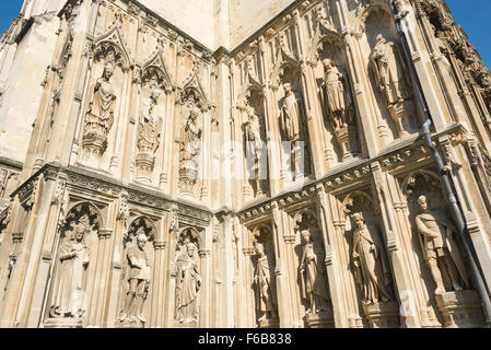 Statue intagliate dal portico sud, Canterbury Cathedral, Canterbury, città di Canterbury, nel Kent, England, Regno Unito Foto Stock