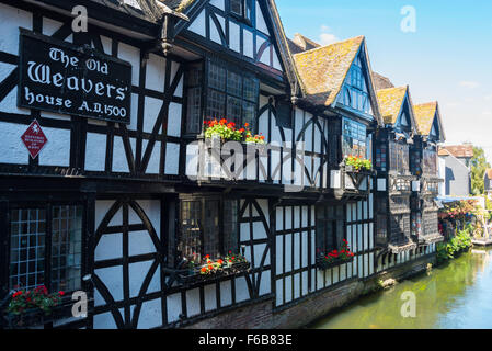 Il XVI secolo il vecchio tessitori' casa ristorante sul fiume Stour, High Street, Canterbury, nel Kent, England, Regno Unito Foto Stock