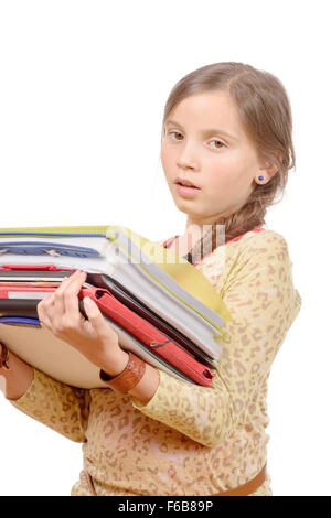 Un schoolgirl porta molti libri, isolato su sfondo bianco Foto Stock