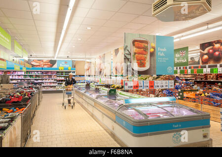 Vista interna del supermercato Lidl, High Street, Crowthorne, Berkshire, Inghilterra, Regno Unito Foto Stock