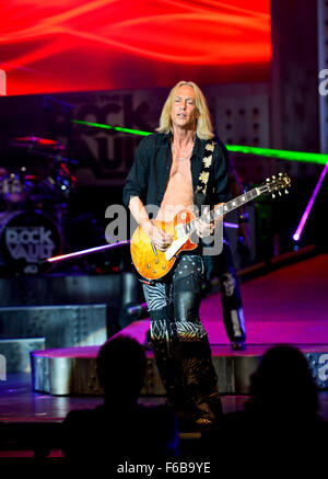 Las Vegas NV di Giugno 17, 2015 - Jason Boyleston suonando la chitarra sul palco, saccheggiare la roccia Vault presso il Tropicana a Las Vegas Foto Stock