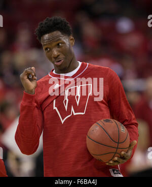 Madison, WI, Stati Uniti d'America. Xv Nov, 2015. Wisconsin Badgers avanti Nigel Hayes #10 prima dell inizio del NCAA gioco di basket tra Siena Santi e il Wisconsin Badgers a Kohl Center a Madison, WI. Wisconsin sconfitto Siena 92   65. John Fisher/CSM/Alamy Live News Foto Stock