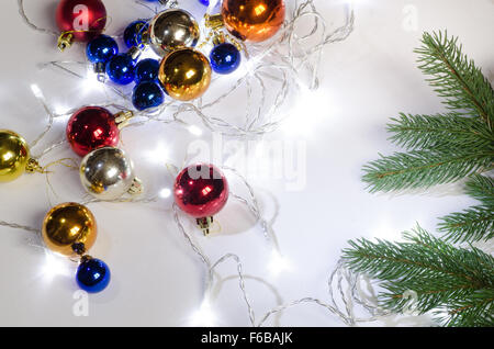 Multicolore di luci di Natale e le sfere sullo sfondo Foto Stock