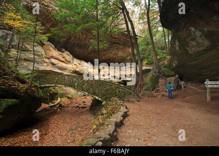 Il vecchio uomo di grotta di Hocking Hills State Park, in autunno Foto Stock