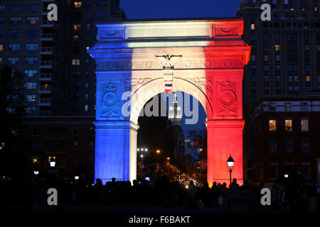 L'Arco di Washington a Washington Square Park illuminato nella solidarietà w il francese dopo i recenti attacchi terroristici a Parigi. New York, NY. Novembre 15, 2015 Foto Stock