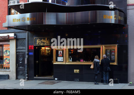 Blue Note, 131 W 3a St, New York, NY. esterno alla vetrina di un jazz bar in Greenwich Village quartiere di Manhattan. Foto Stock