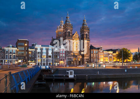 Sera vista sulla chiesa di San Nicola in Amsterdam, Paesi Bassi Foto Stock
