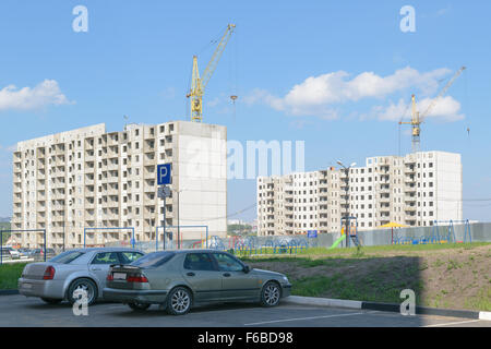 Parcheggio auto per gli invalidi in prossimità del luogo di costruzione durante la costruzione di nuove case del pannello Foto Stock