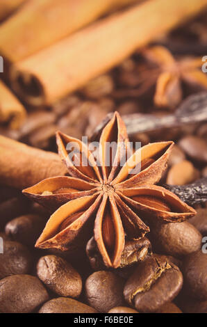 Foto d'epoca, Closeup di anice stellato, fresco e fragrante bastoncini di cannella e caffè in chicchi, condimenti per la cottura Foto Stock