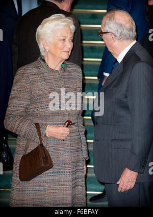 Bruxelles, Belgio. Xv Nov, 2015. La regina Paola ed ex re Alberto del Belgio all'Kingsday celebrazione presso il Senato a Bruxelles, Belgio, 15 novembre 2015. Foto: Patrick van Katwijk/dpa ** - point de vue OUT** - nessun filo SERVICE -/dpa/Alamy Live News Foto Stock