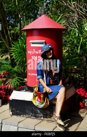 Thai ritratto di donna con postbox a Jim Thompson Farm su dicembre 30, 2013 in Nakhon Ratchasima, Thailandia Foto Stock