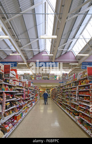 Singola corsia nel supermercato Tesco in Yiewsley, West Drayton. Londra e residenziale di uso misto, Londra, Regno Unito. Archit Foto Stock