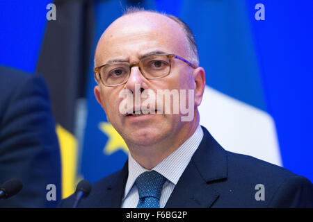 Ministero degli interni francese Bernard Cazeneuve parla durante una conferenza stampa presso il francese del Ministero dell'Interno a Parigi (Francia), 15 novembre 2015. Almeno 129 persone sono state uccise in una serie di attacchi terroristici a Parigi nella notte del 13 novembre al 14 novembre 2015. Foto: Marius Becker/dpa Foto Stock