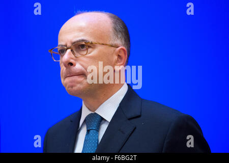 Ministero degli interni francese Bernard Cazeneuve parla durante una conferenza stampa presso il francese del Ministero dell'Interno a Parigi (Francia), 15 novembre 2015. Almeno 129 persone sono state uccise in una serie di attacchi terroristici a Parigi nella notte del 13 novembre al 14 novembre 2015. Foto: Marius Becker/dpa Foto Stock