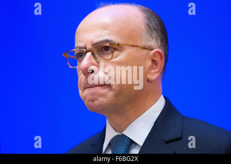 Ministero degli interni francese Bernard Cazeneuve parla durante una conferenza stampa presso il francese del Ministero dell'Interno a Parigi (Francia), 15 novembre 2015. Almeno 129 persone sono state uccise in una serie di attacchi terroristici a Parigi nella notte del 13 novembre al 14 novembre 2015. Foto: Marius Becker/dpa Foto Stock