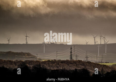 Whitelee Windfarm è il più grande parco a vento del Regno Unito alla periferia di Glasgow. Foto Stock