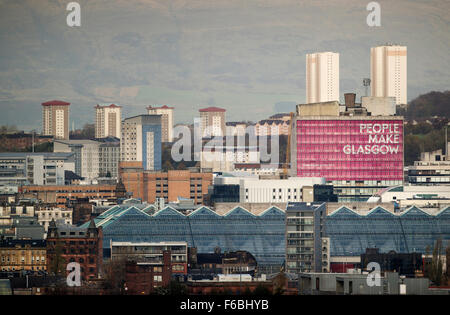 Skyline di Glasgow, con il logo 'People Make Glasgow' sul lato della Met Tower .FKA (City of Glasgow College) Foto Stock