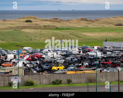 Impilati a carrozzerie di automobili in una vettura e veicolo commerciale breakers cantiere in Warrenby redcar cleveland North Yorkshire England Regno Unito Foto Stock