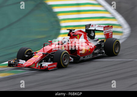 Il Brasile. 15 Novembre, 2015. Motorsports: FIA Formula One World Championship 2015, il Gran Premio del Brasile, #5 Sebastian Vettel (GER, la Scuderia Ferrari), Credit: dpa picture alliance/Alamy Live News Foto Stock