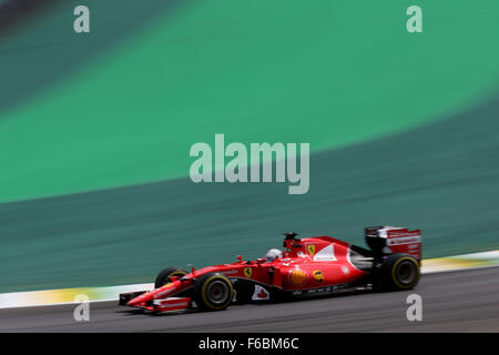 Il Brasile. 15 Novembre, 2015. Motorsports: FIA Formula One World Championship 2015, il Gran Premio del Brasile, #5 Sebastian Vettel (GER, la Scuderia Ferrari), Credit: dpa picture alliance/Alamy Live News Foto Stock