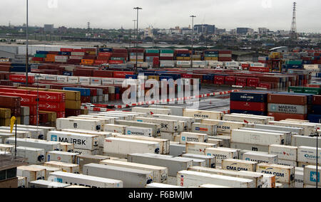 Linee e pile di Maersk Container attendere nel porto di Melbourne Foto Stock