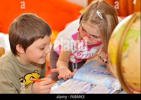 Coppia di ragazzi facendo alcuni compiti Foto Stock