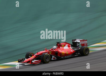 Il Brasile. 15 Novembre, 2015. Motorsports: FIA Formula One World Championship 2015, il Gran Premio del Brasile, #5 Sebastian Vettel (GER, la Scuderia Ferrari), Credit: dpa picture alliance/Alamy Live News Foto Stock
