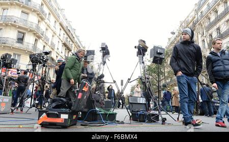 Parigi, Francia. Xiv Nov, 2015. I giornalisti stand al Boulevard Voltaire, vicino da Bataclan Club di Parigi, Francia, sabato, nov. 14, 2015. Il Presidente francese Francois Hollande ha detto che più di 120 persone sono morte la notte di venerdì in sparatorie a Paris Cafè, attentati suicidi vicino alla Francia lo stadio nazionale e di una presa di ostaggi macellazione all'interno di una sala da concerto. © Jakub Dospiva/CTK foto/Alamy Live News Foto Stock