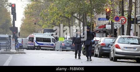 Parigi, Francia. Xiv Nov, 2015. Una guardia di polizia fissa Boulevard Voltaire, vicino da Bataclan Club di Parigi, Francia, sabato, nov. 14, 2015. Il Presidente francese Francois Hollande ha detto che più di 120 persone sono morte la notte di venerdì in sparatorie a Paris Cafè, attentati suicidi vicino alla Francia lo stadio nazionale e di una presa di ostaggi macellazione all'interno di una sala da concerto. © Jakub Dospiva/CTK foto/Alamy Live News Foto Stock