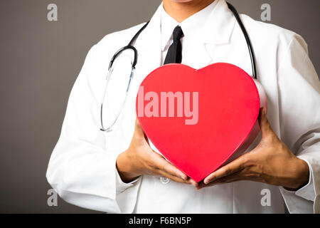 Vista dettagliata del medico le mani con il cuore Foto Stock