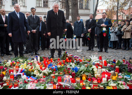 Il presidente ceco Zeman, anteriore centrale, e il Primo ministro ceco Bohuslav Sobotka, la seconda da sinistra, fiore di laici di fronte all ambasciata francese in Prague di cordoglio per le vittime uccise nel venerdì di attentati a Parigi sabato 14 novembre, 2015. Ambasciatore di Francia presso la Repubblica ceca Jean-Pierre Asvazadourian sorge il terzo da sinistra. Il Presidente francese Francois Hollande ha detto che più di 120 persone sono morte la notte di venerdì in sparatorie a Paris Cafè, attentati suicidi vicino alla Francia lo stadio nazionale e di una presa di ostaggi macellazione all'interno di una sala da concerto. (CTK foto/Vit Simanek) Foto Stock