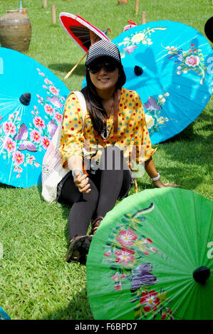 Tailandese donne viaggi e portriat con arte artigianale ombrello per mostrare e vendita traveler a Bo-sang centro artigianale Village il Ott Foto Stock