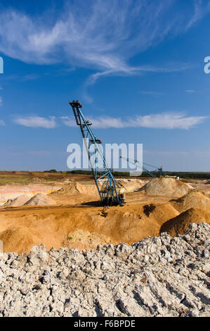 Il grande cucchiaia escavatore dragline argilla di scavo sul cielo blu sullo sfondo Foto Stock