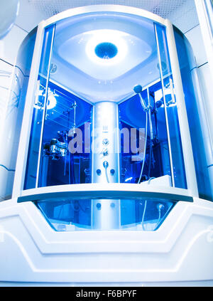 Moderni box doccia con controllo elettronico e ante scorrevoli in vetro Foto Stock