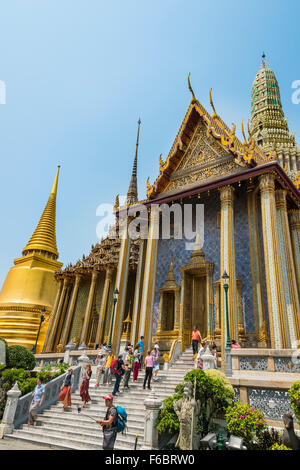 Il Wat Phra Kaew, il Tempio del Buddha di Smeraldo, Phra Mondop Biblioteca Phra Sri Rattana Chedi, il Grand Palace, Bangkok Foto Stock