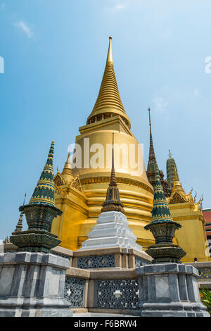 Phra Sri Rattana Chedi, Wat Phra Kaew, il Tempio del Buddha di Smeraldo, Palazzo Reale di Bangkok, Tailandia Centrale, Thailandia Foto Stock