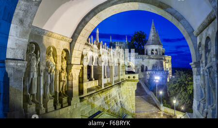 Statue lungo il corridoio al crepuscolo, Bastione del Pescatore, Budapest, Ungheria Foto Stock