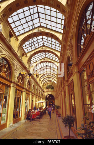 Galerie Vivienne interno, galleria shopping con negozi e visitatori, Parigi, Ile de France, Francia Foto Stock