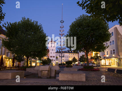 Torre Jacklturm e maypole, Town Square, Traunstein, Chiemgau, Alta Baviera, Baviera, Germania Foto Stock