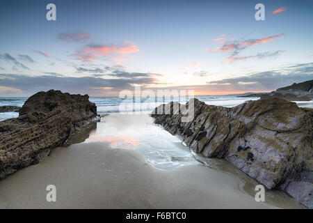 Tramonto a Freathy sulla spiaggia di Whitsand Bay in Cornovaglia Foto Stock